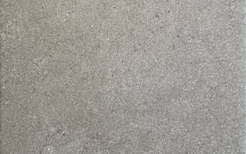 dunkelgraue, längliche Fliese mit Struktur, Nahaufnahme