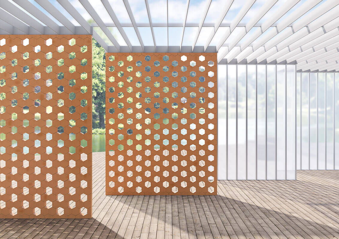 zwei Außenwände auf einer Terrasse aus den Designerfliesen Hives, im Hintergrund ein See
