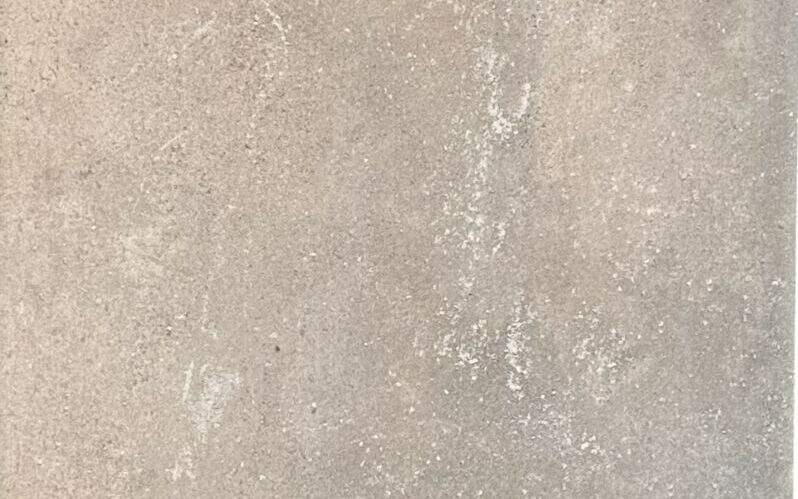 graue Bodenfliese mit rötlichem Einschlag, Nahaufnahme