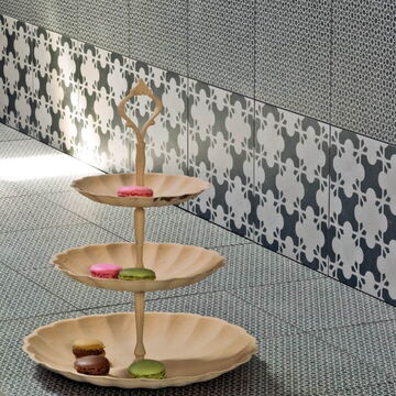 Mutina Designerfliesen Azulej mit unterschiedlichen schwarz-weißen Mustern, davor eine Etagere
