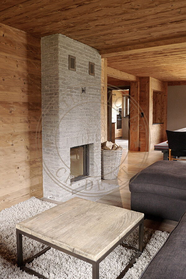 Wohnzimmer mit Kamin und Fliesen von Castle Stone