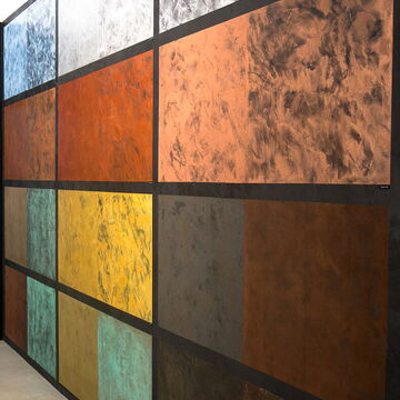 in verschiedenen Farben metallisch-glänzende Wand