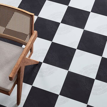 Draufsicht der im schwarz-weißen Schachbrettmuster verlegten Designerfliesen Chymia