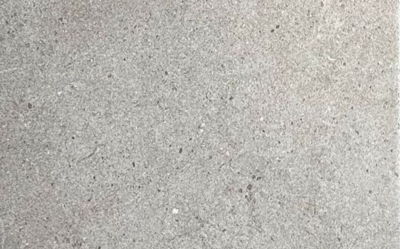 mittelgraue, längliche Fliese mit Struktur, Nahaufnahme