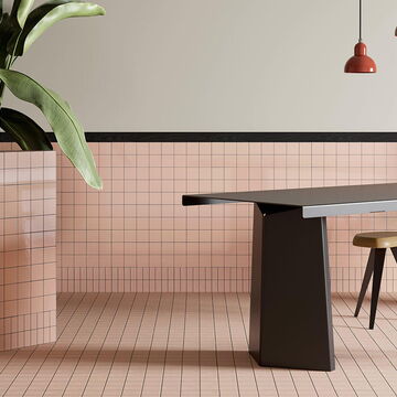 rosa quadratische Designerfliesen DIN in einem modernen Essbereich mit schwarzem Tisch und Hockern
