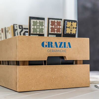 Kiste mit kleinen bunten Musterfliesen, Kisten-Beschriftung: Grazia Ceramiche