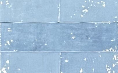 hellblau glänzende, unebene, längliche Wandfliesen, Nahaufnahme