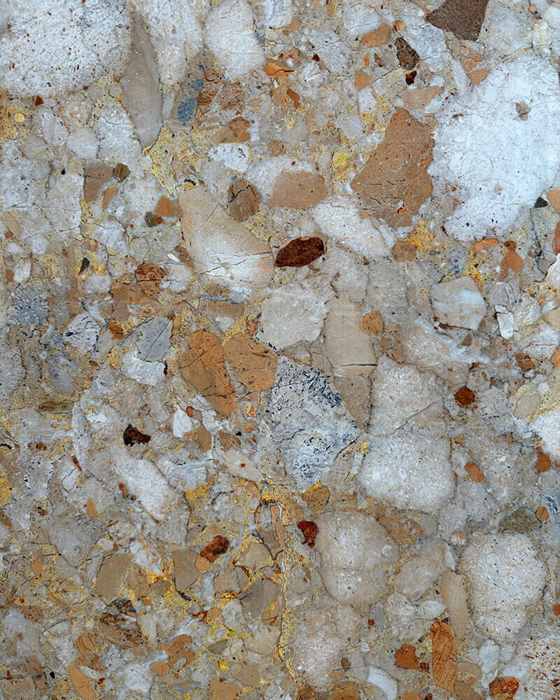 Nahaufnahme einer braun-grau-weiß gesprenkelten Fliese in Terrazzo-Optik