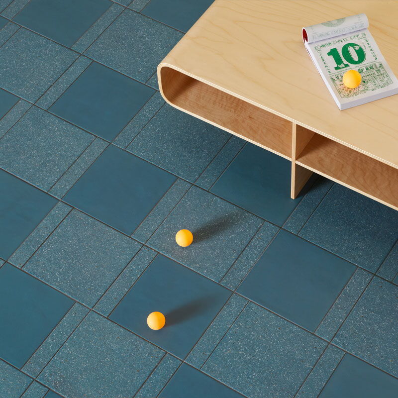 Zwei Tischtennisbälle und ein Tisch stehen auf der Mutina Designerfliese Time