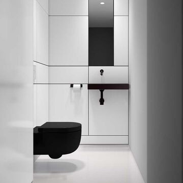 Gäste-WC mit großen weißen Fliesen und schwarzer Toilette und Waschbecken