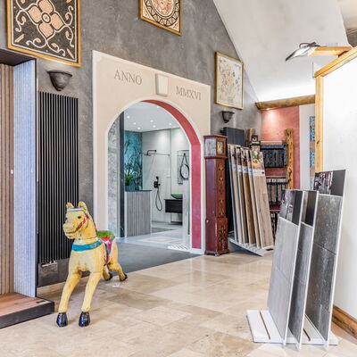 Blick auf die Fliesenausstellung mit unterschiedlichen Mustern und einem alten Karrussel-Pferd