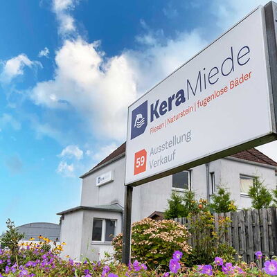 Schild: KeraMiede Ausstellung Verkauf, im Hintergrund ein Gebäude