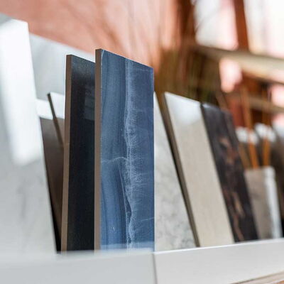 Nahaufnahme von blauer Muster-Fliese, dahinter und daneben weitere Muster-Fliesen