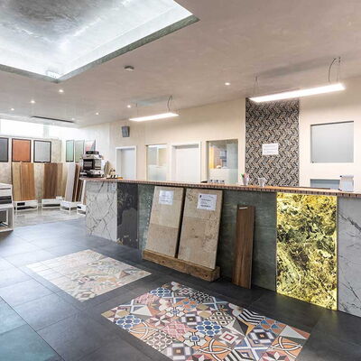 Ausstellungsraum mit verschiedenen Boden- und Wandfliesen