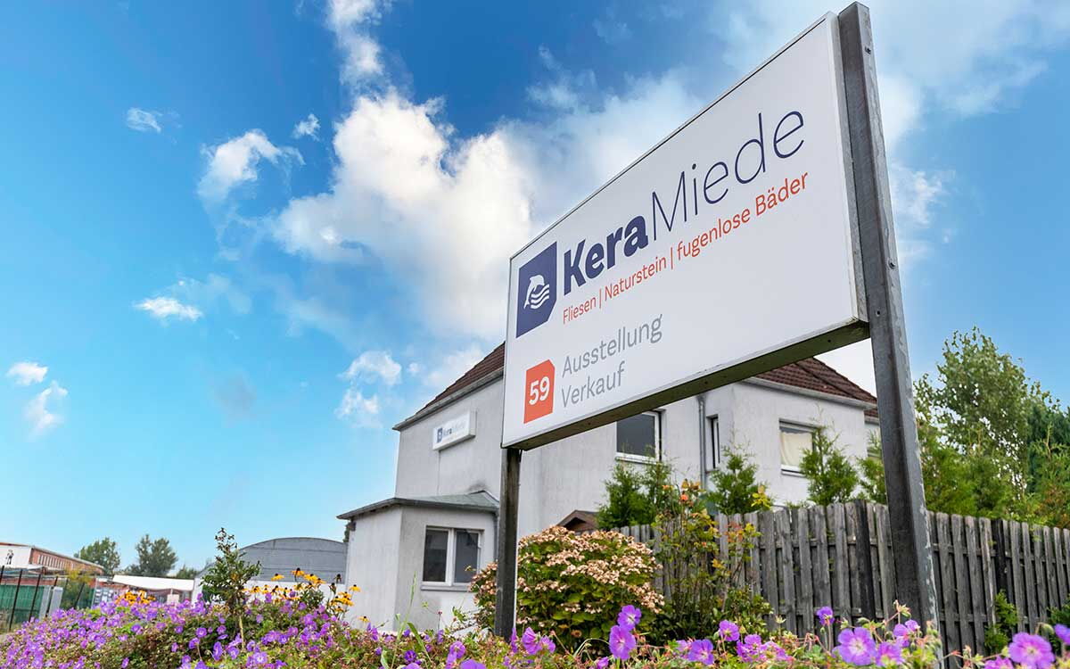 Schild: KeraMiede Ausstellung Verkauf, im Hintergrund ein Gebäude
