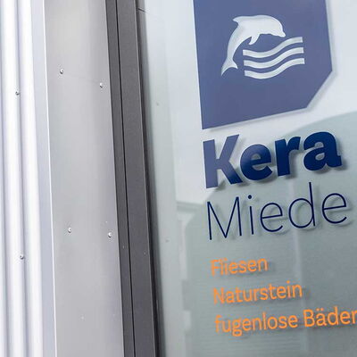 Milchglastür mit KeraMiede Logo