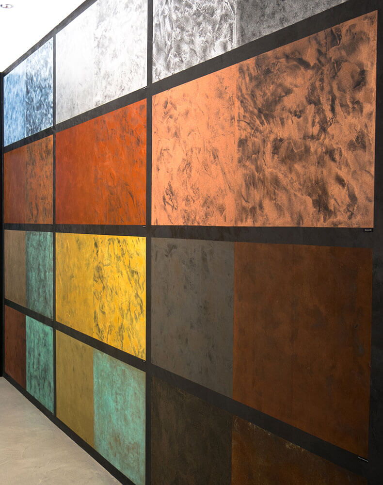 in verschiedenen Farben metallisch-glänzende Wand