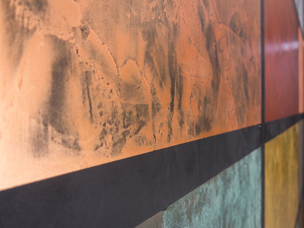 Nahaufnahme einer Wand mit verschiedenen Farben