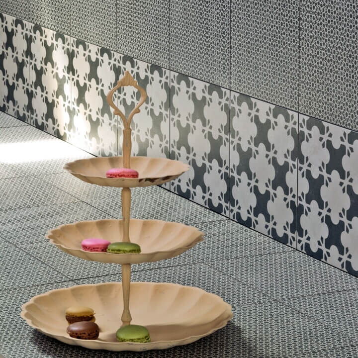 Mutina Designerfliesen Azulej mit unterschiedlichen schwarz-weißen Mustern, davor eine Etagere