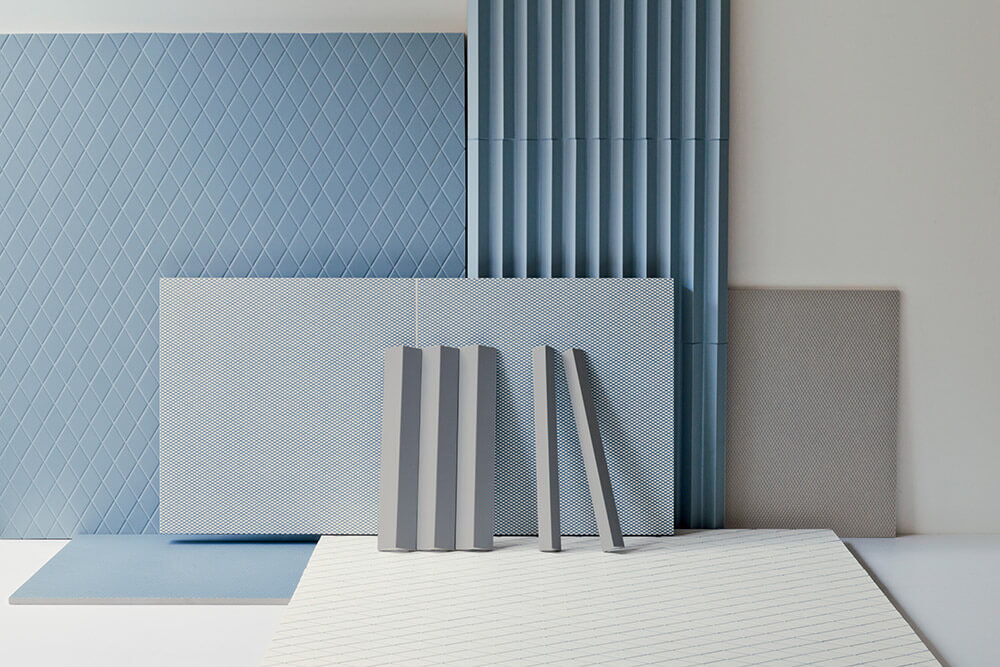 Großformatige Wandverkleidung mit Mutina Rombini Fliesen in Rautenstruktur, modernes Design in dezentem Blau mit dreidimensionaler Optik