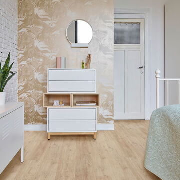 hell eingerichtetes Schlafzimmer mit Fußboden in Holz-Optik