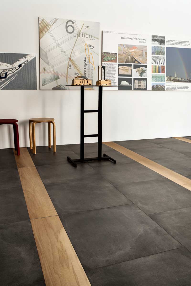 Boden-Fliesen in Betonoptik mit Bildern an weißer Wand