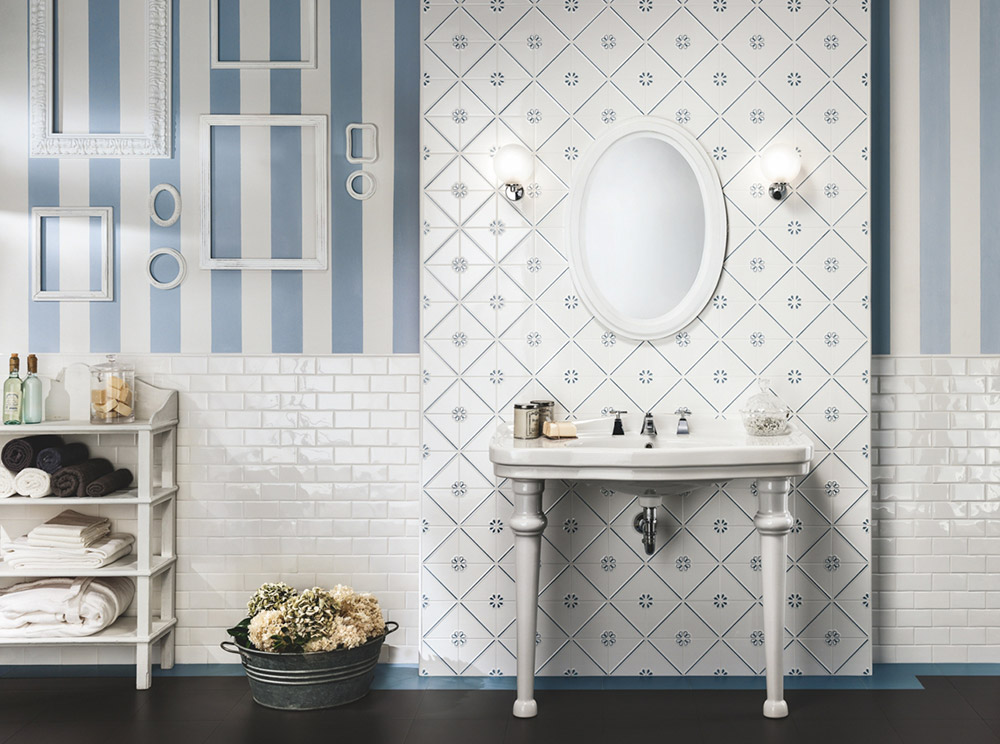 Grazia Jugendstil an der Wand mit Spiegel