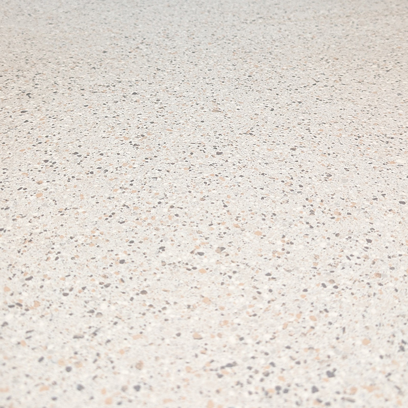 Nahaufnahme einer weiß-grau-beige gesprenkelten Fliese in Terrazzo-Optik