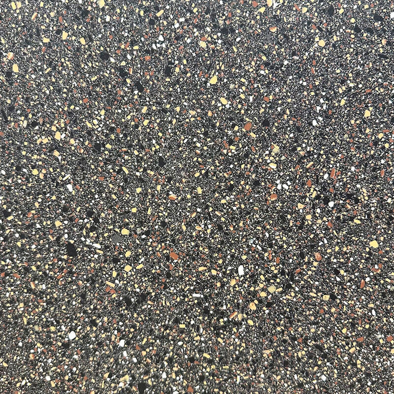 Nahaufnahme einer kleinteilig schwarz-weiß-beige gesprenkelten Fliese in Terrazzo-Optik